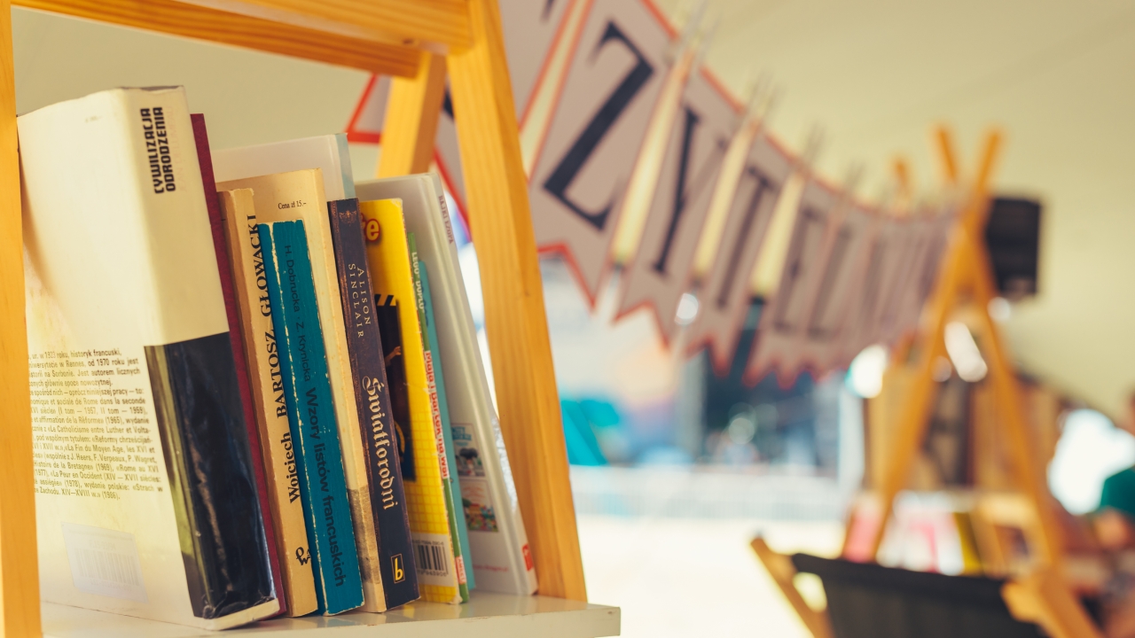 CZYTELNICZY CHILLOUT Z BIBLIOTEKĄ