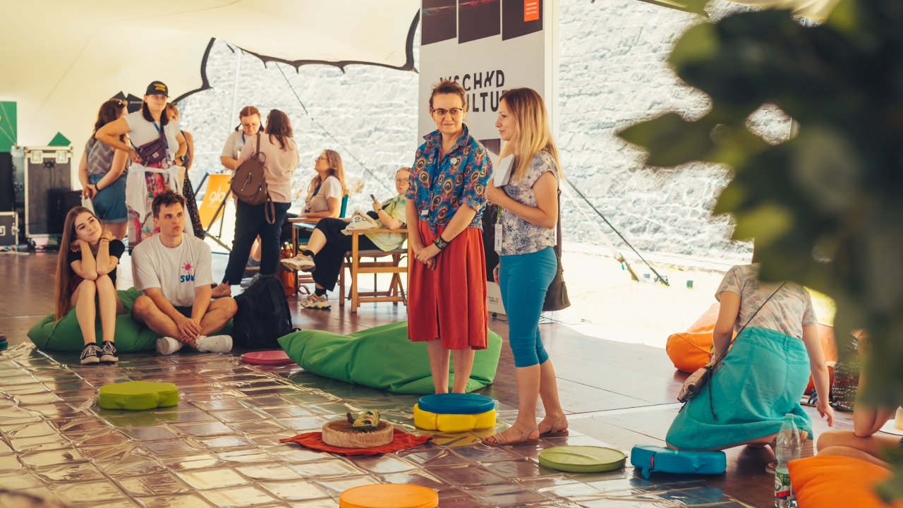 CZYTELNICZY CHILLOUT Z BIBLIOTEKĄ